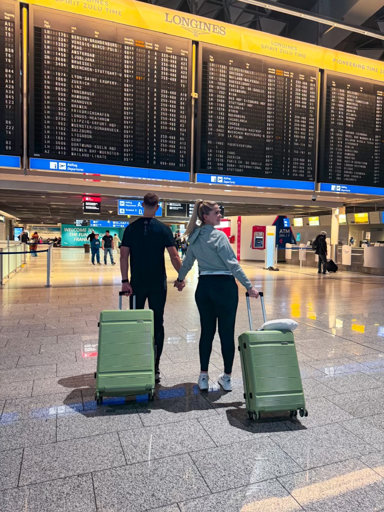 nikol z letiště s kufry T-class